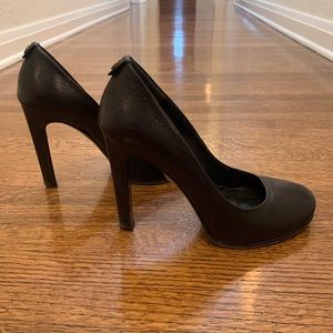 Black leather Gucci pumps